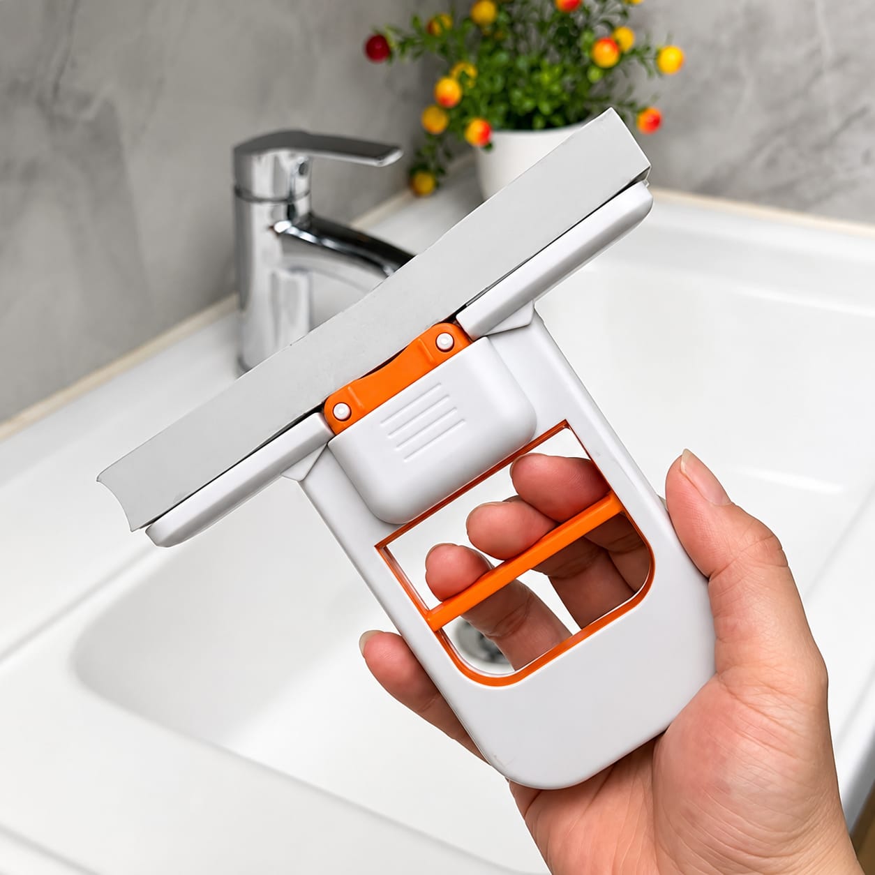 Self-Squeezing Mini Mop